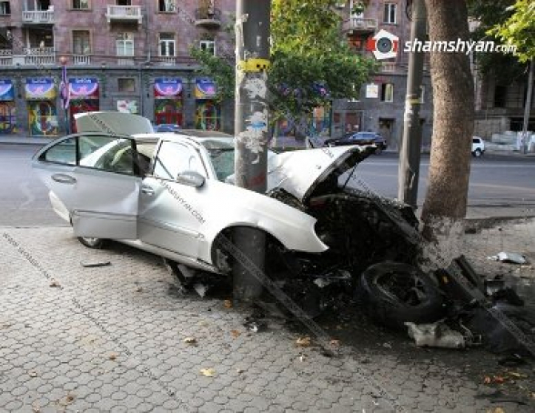 Մաշտոցի պողոտայում Mercedes-ը բախվել է սյանը. 3 վիրավոր սիրիահայերից 2-ին մեքենայից դուրս են բերել փրկարարները (լուսանկար)